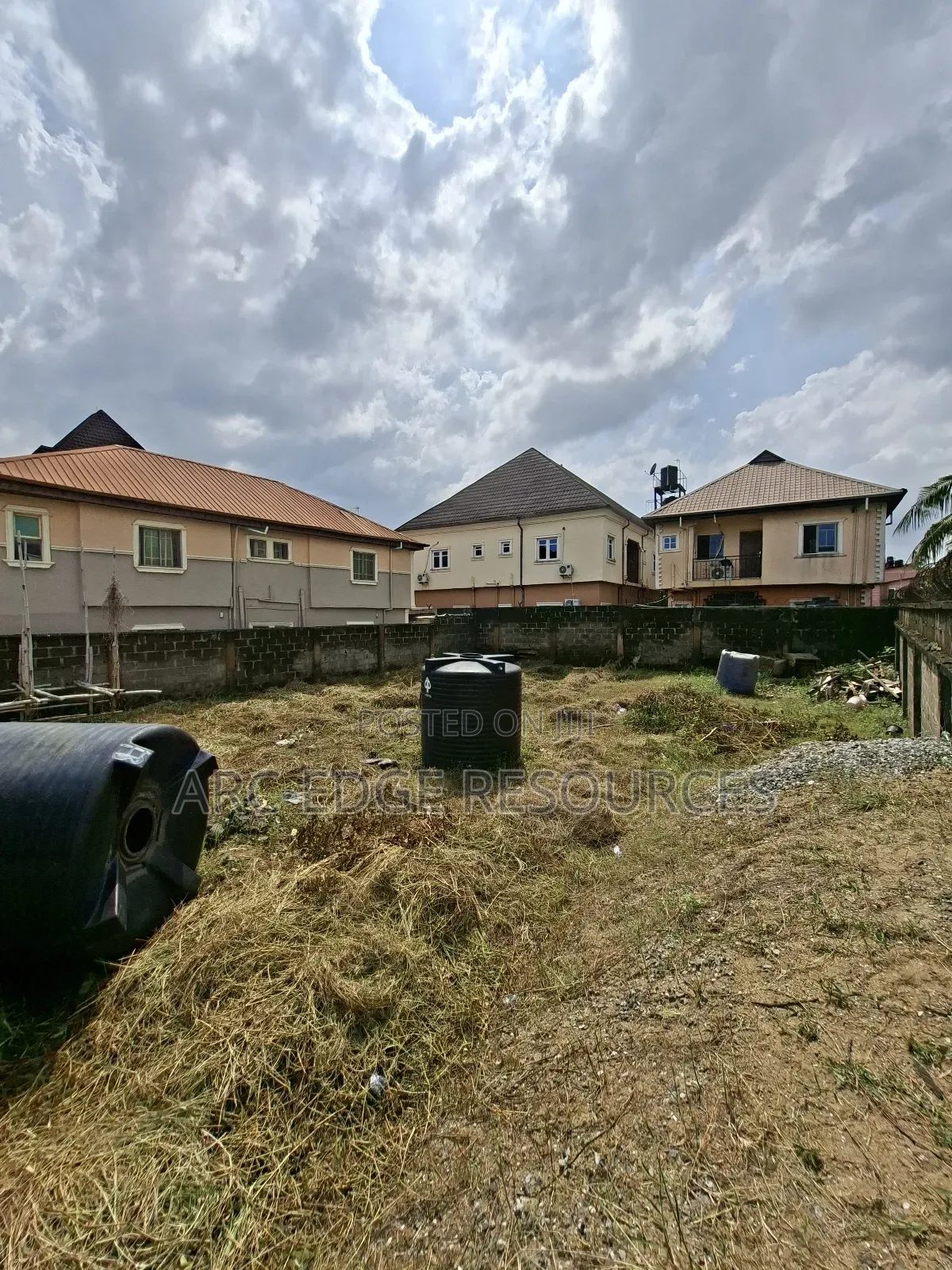 Dry 450sqm Land in Greenfield Estate, Ago