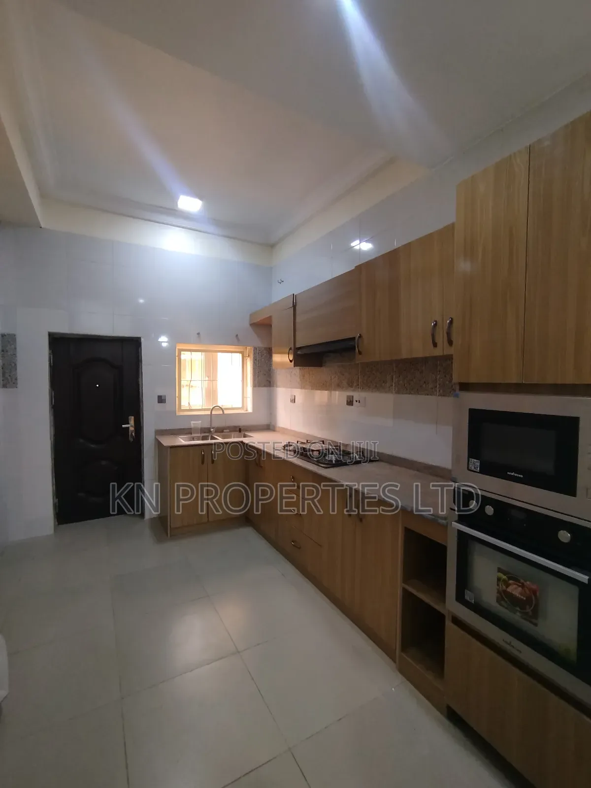 5bdrm Townhouse / Terrace in Gusape Main, Guzape District for rent