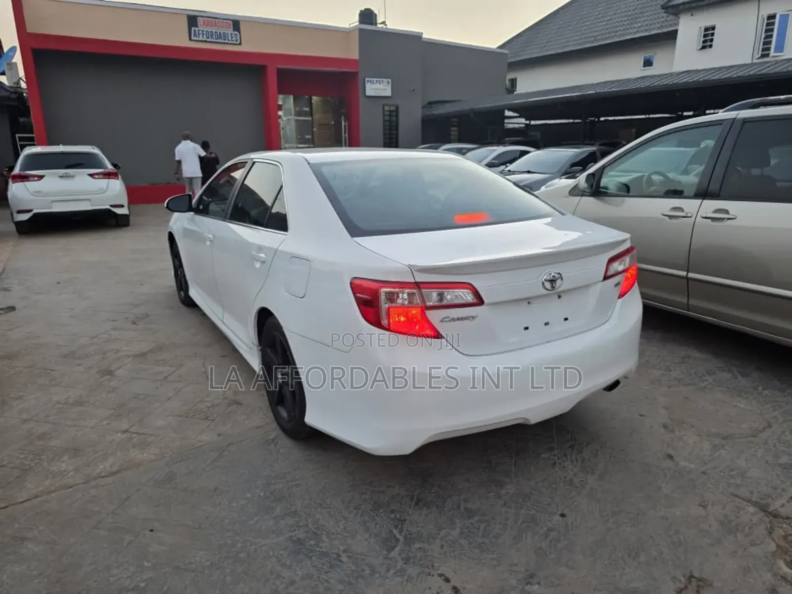 Toyota Camry SE 4dr Sedan (2.5L 4cyl 6A) 2013 White