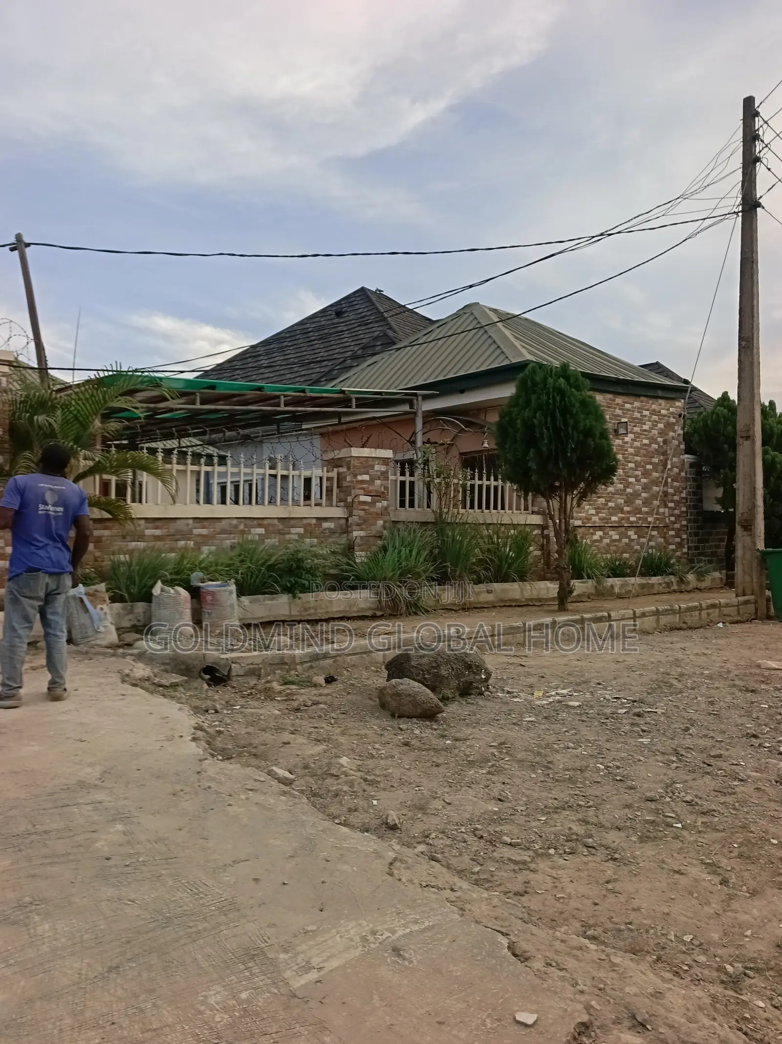 6bdrm Duplex in Fha Estate for sale