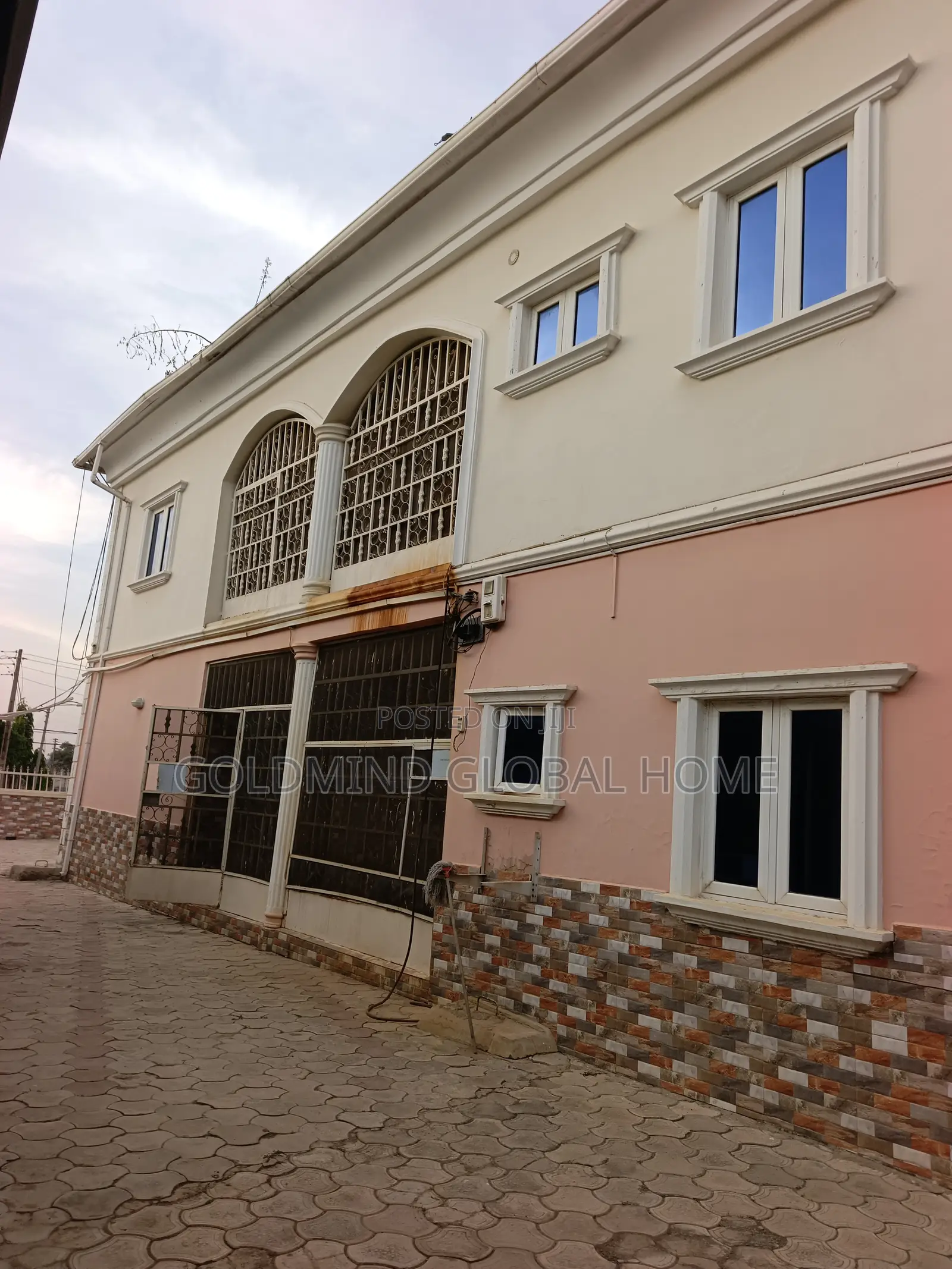 6bdrm Duplex in Fha Estate for sale