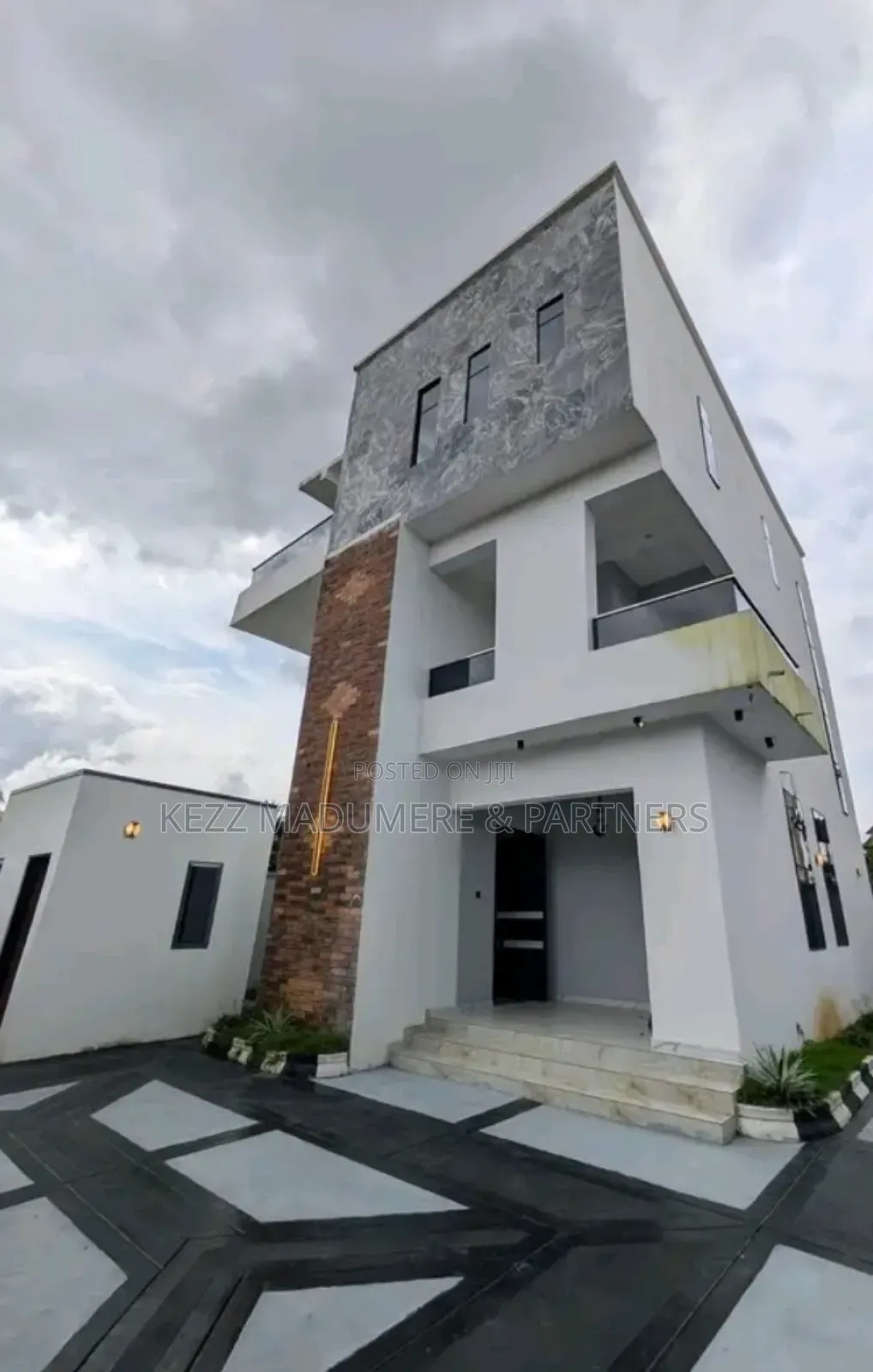 4bdrm Duplex in Ewat Extension, ( for sale