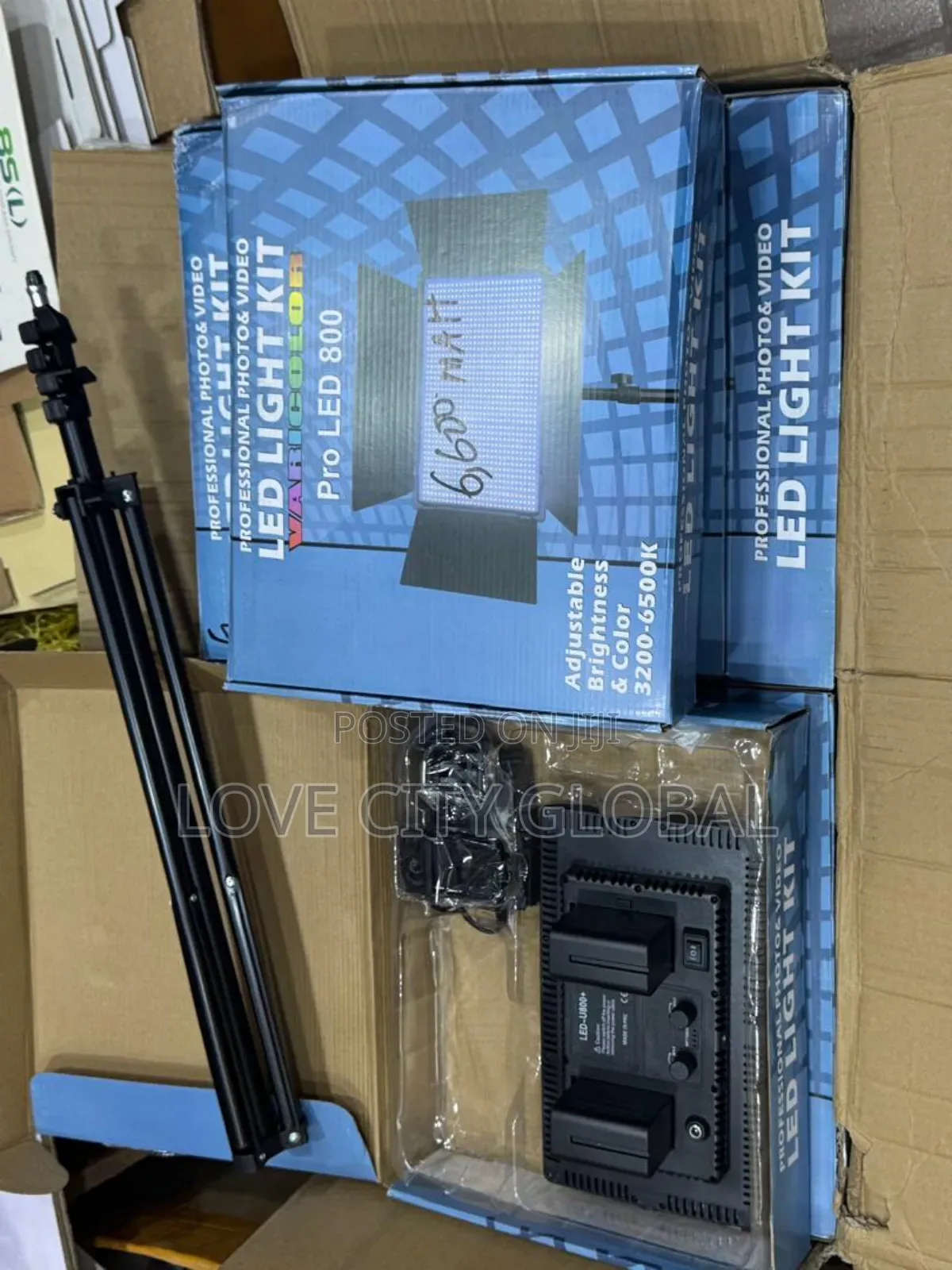 Pro Led800 + 2 Big Batteries (6,600mah) + Cable + 2.1m Stand + Remote.