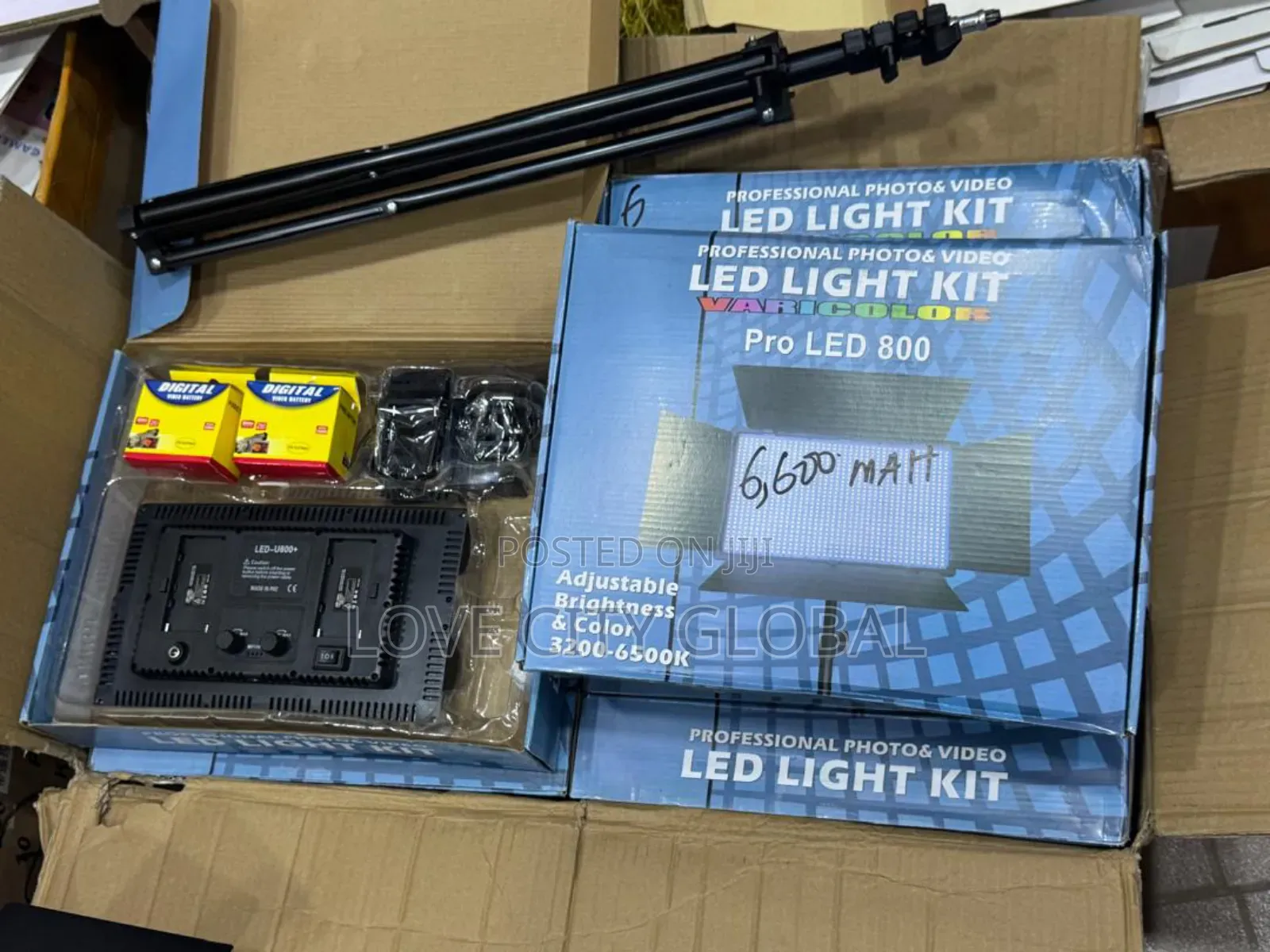 Pro Led800 + 2 Big Batteries (6,600mah) + Cable + 2.1m Stand + Remote.