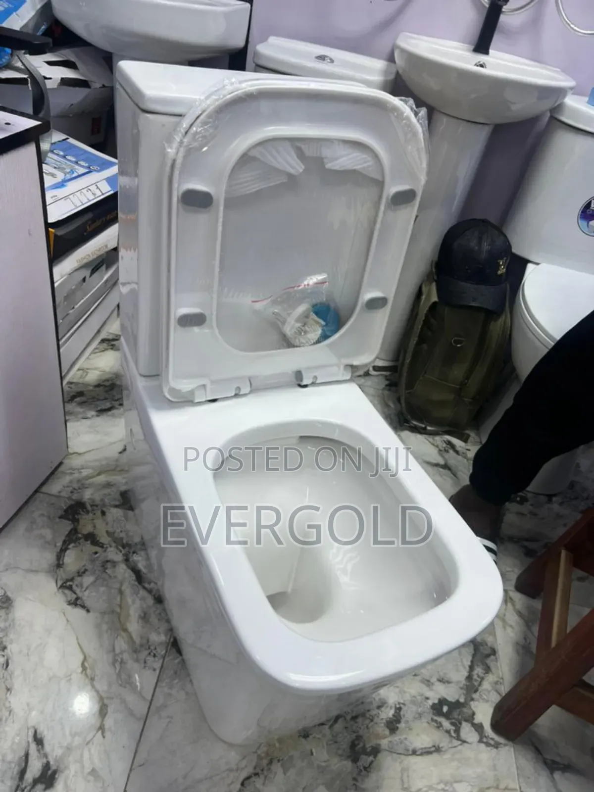 Executive Wc Seat And Tank Available With Good Flushing System