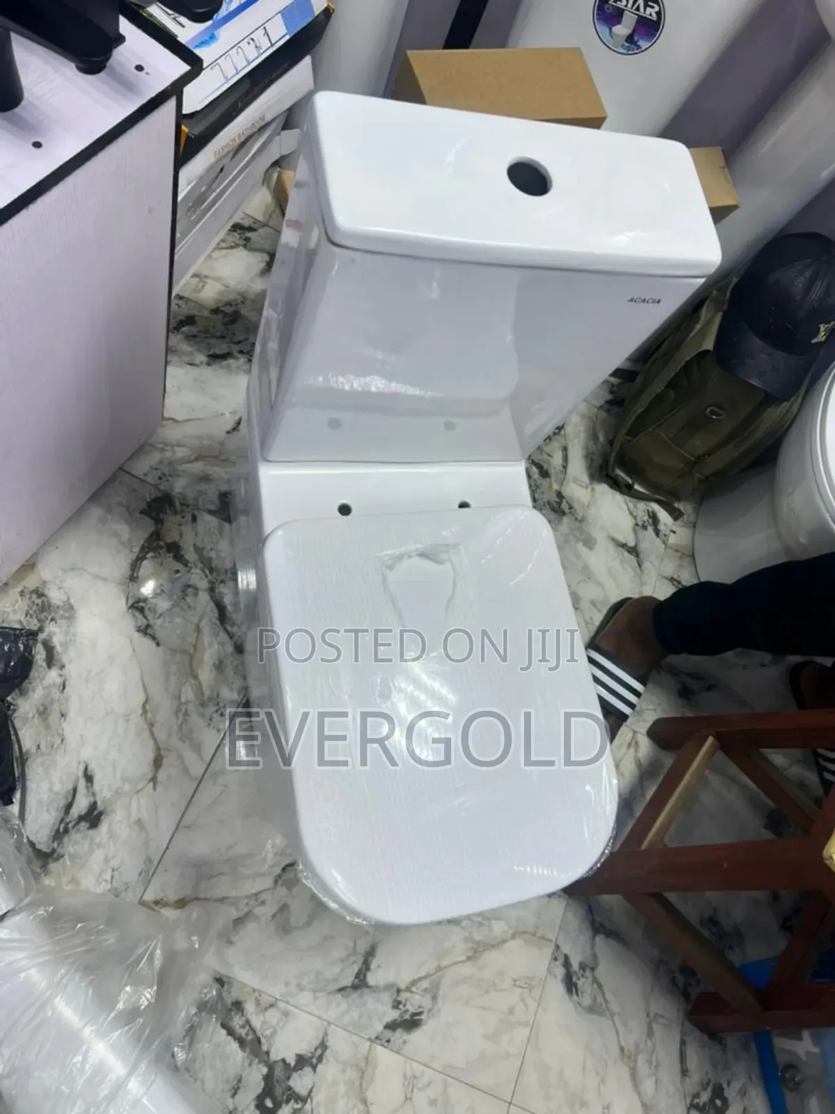 Executive Wc Seat And Tank Available With Good Flushing System