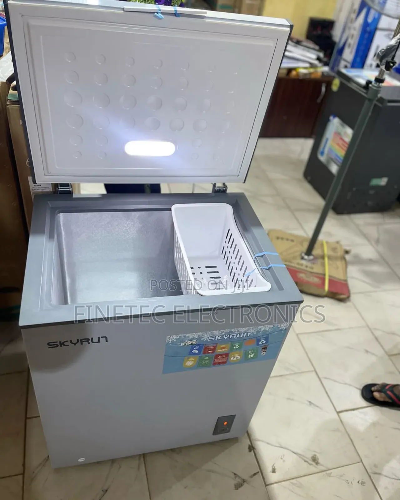 Skyrun Chest Freezer, 145l