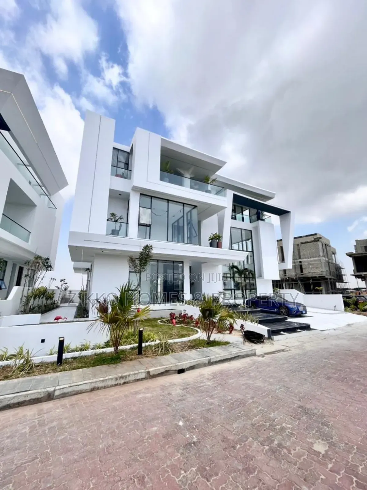 5bdrm Mansion in Osapa London, Lekki for sale
