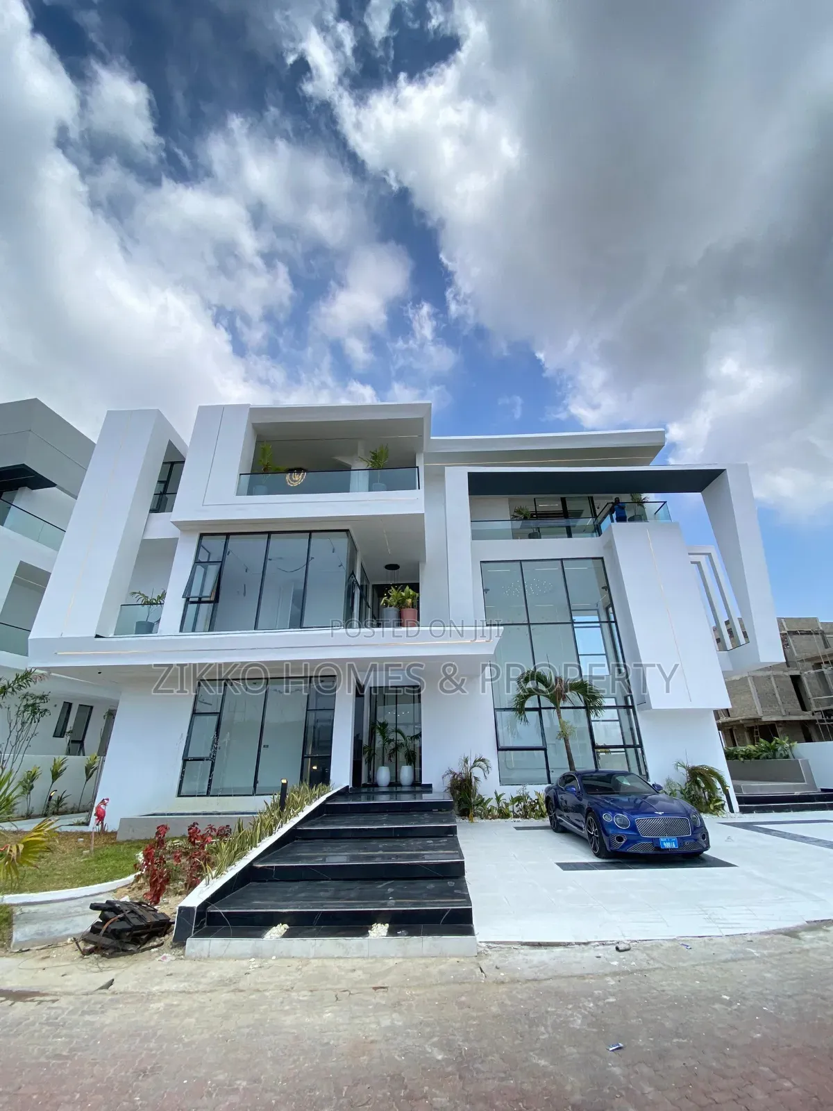 5bdrm Mansion in Osapa London, Lekki for sale