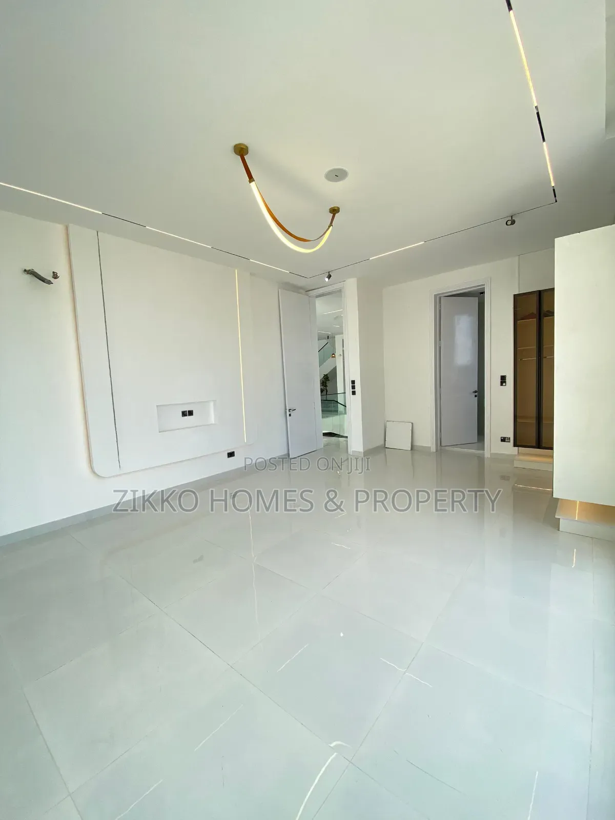5bdrm Mansion in Osapa London, Lekki for sale