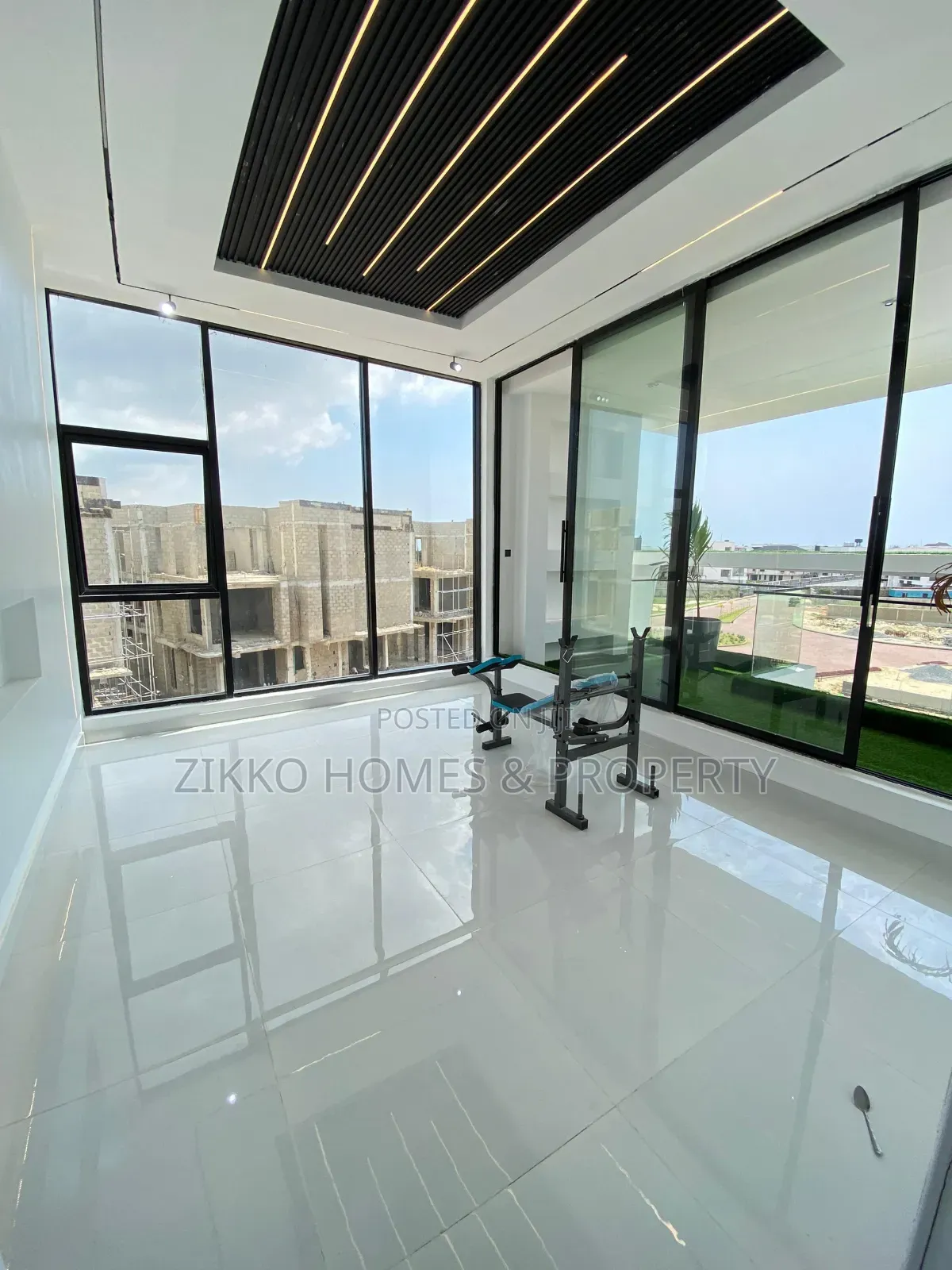 5bdrm Mansion in Osapa London, Lekki for sale
