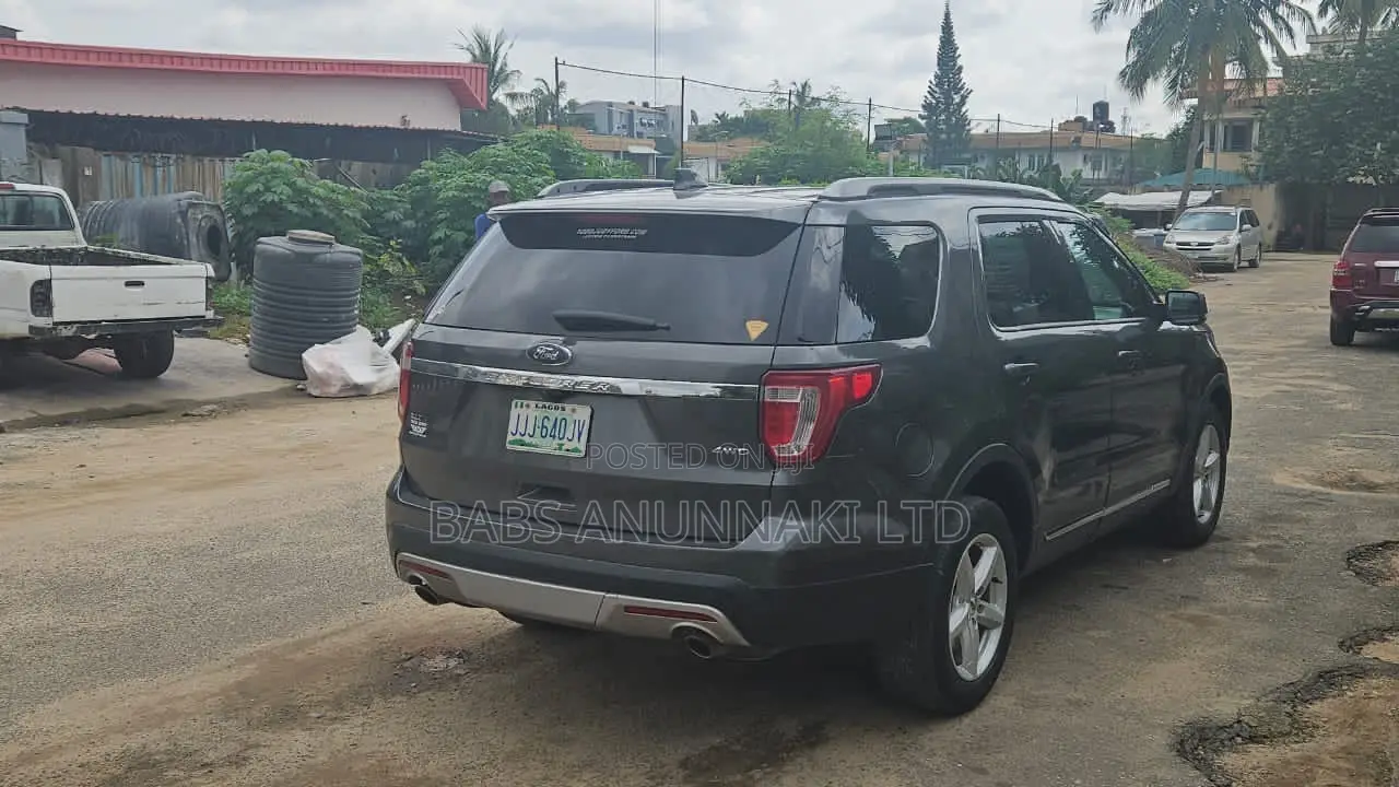 Ford Explorer XLT FWD 2018 Gray