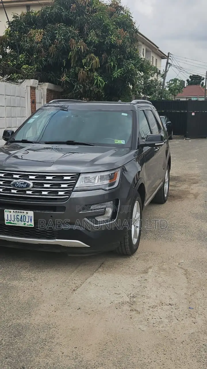 Ford Explorer XLT FWD 2018 Gray