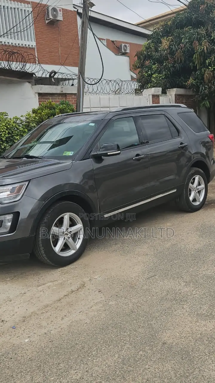 Ford Explorer XLT FWD 2018 Gray