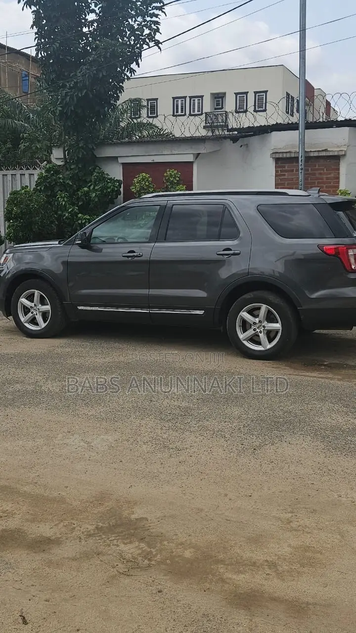 Ford Explorer XLT FWD 2018 Gray