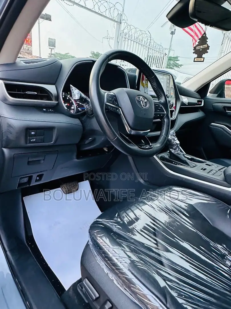 Toyota Highlander XLE 2022 Blue