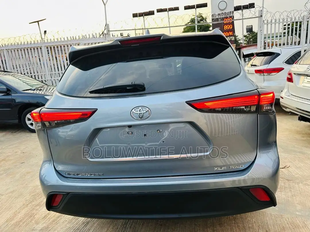Toyota Highlander XLE 2022 Blue