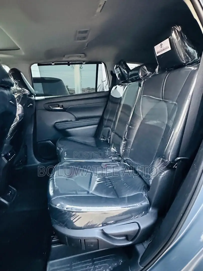 Toyota Highlander XLE 2022 Blue