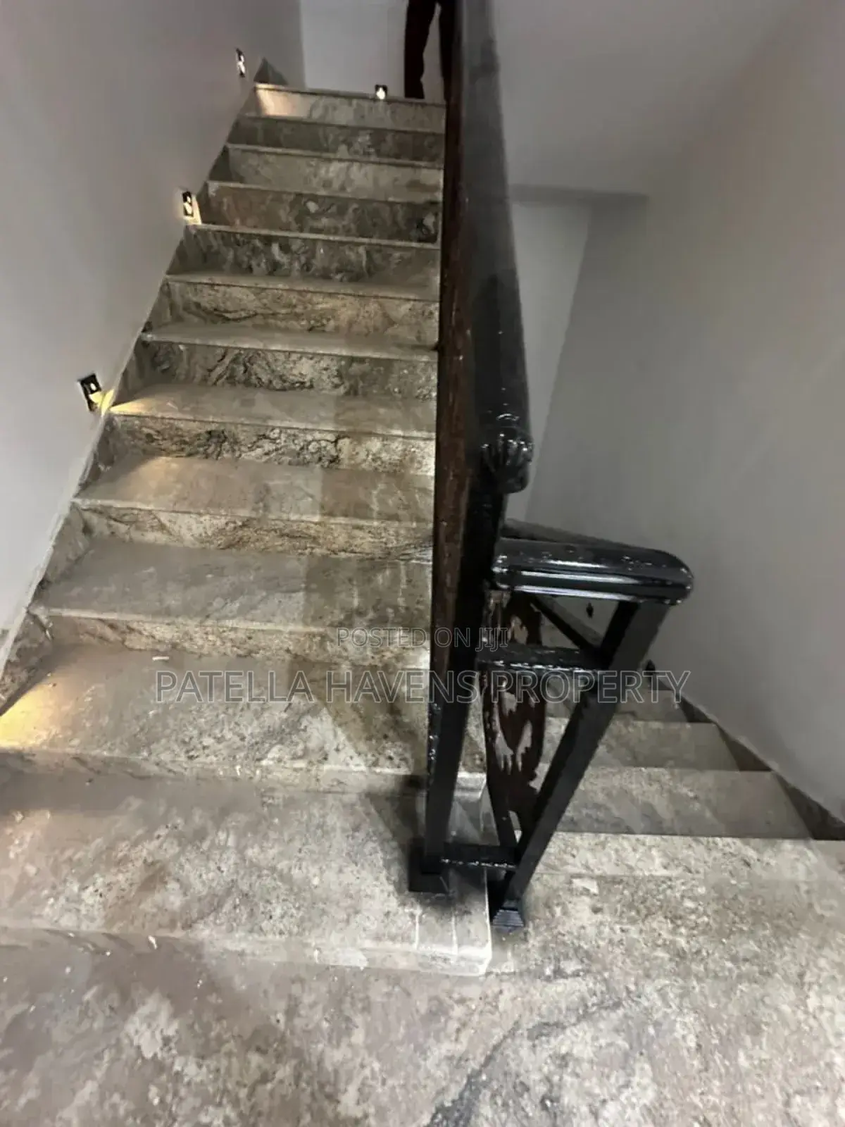 6bdrm Mansion in Katampe for sale