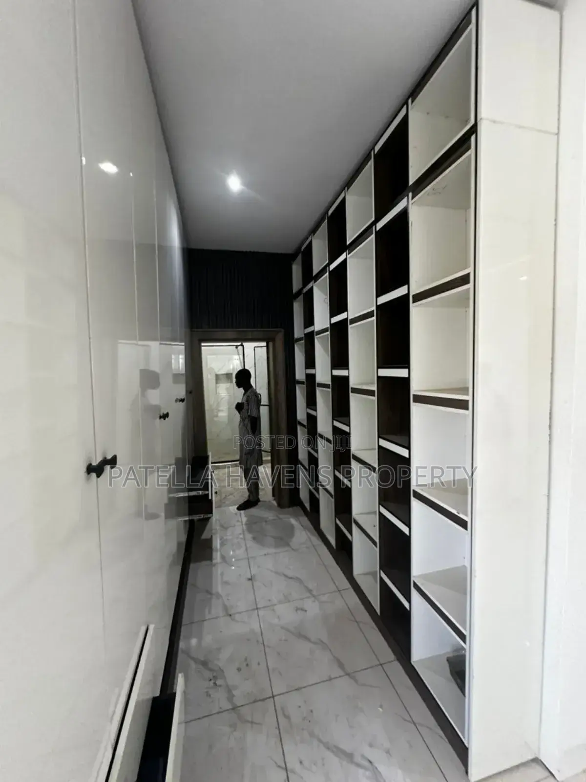 6bdrm Mansion in Katampe for sale