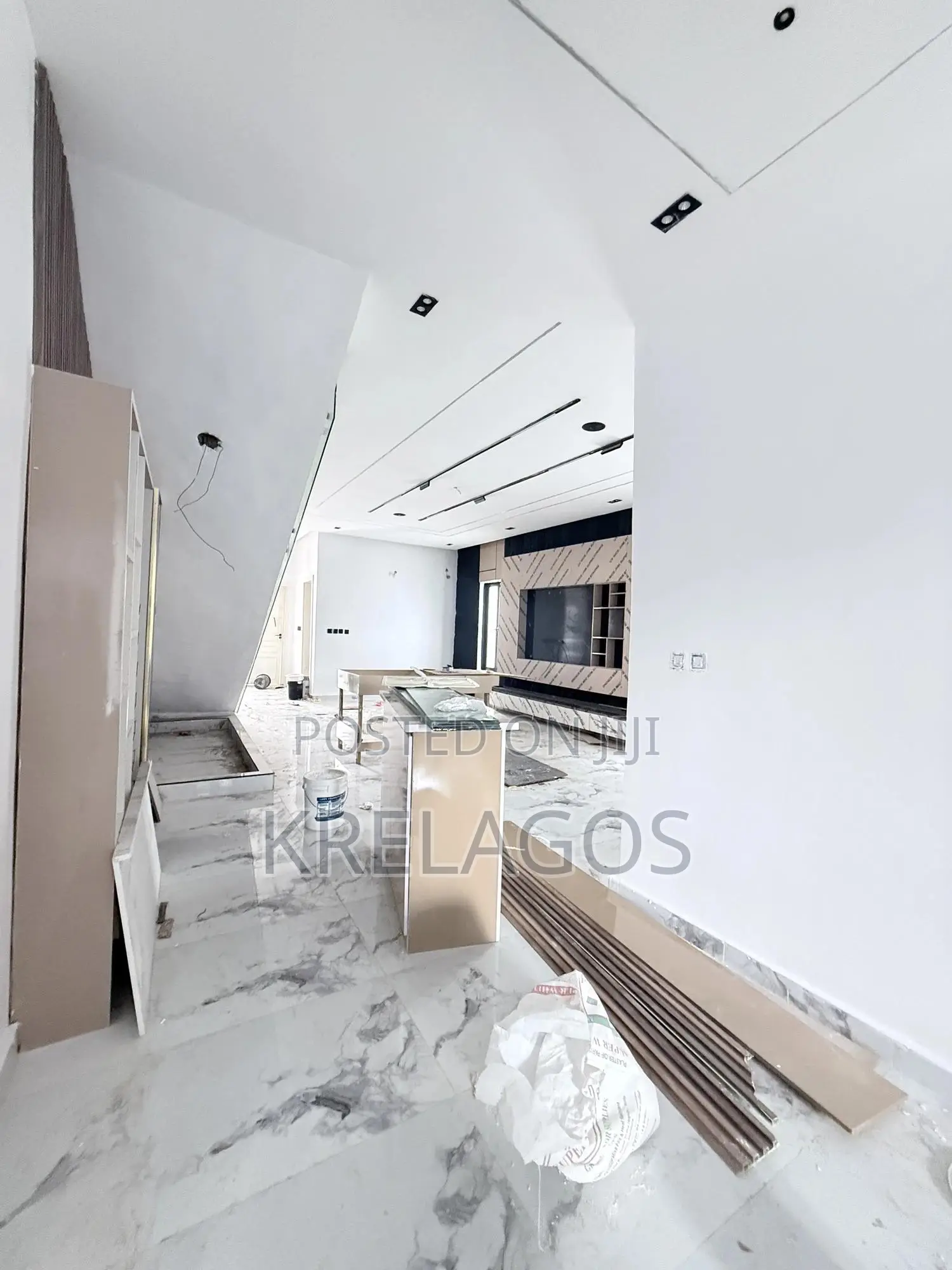 5bdrm Duplex in Ikota for sale