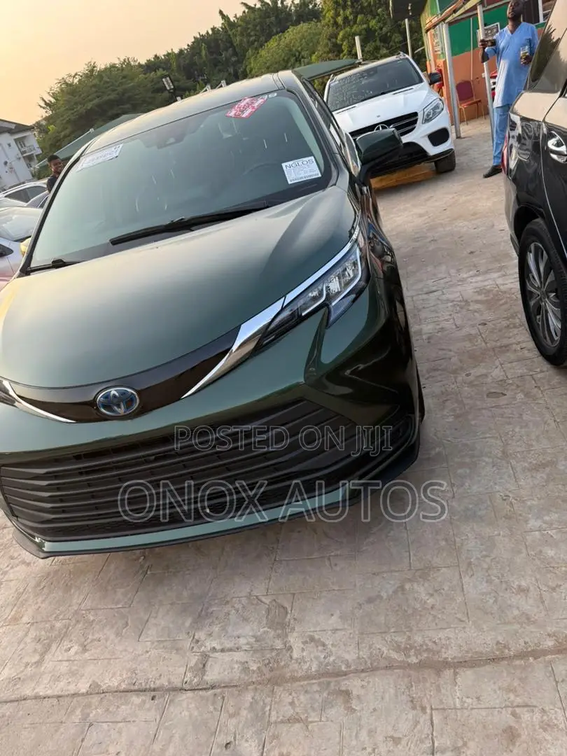 Toyota Sienna XLE 7-Passenger AWD 2021 Green