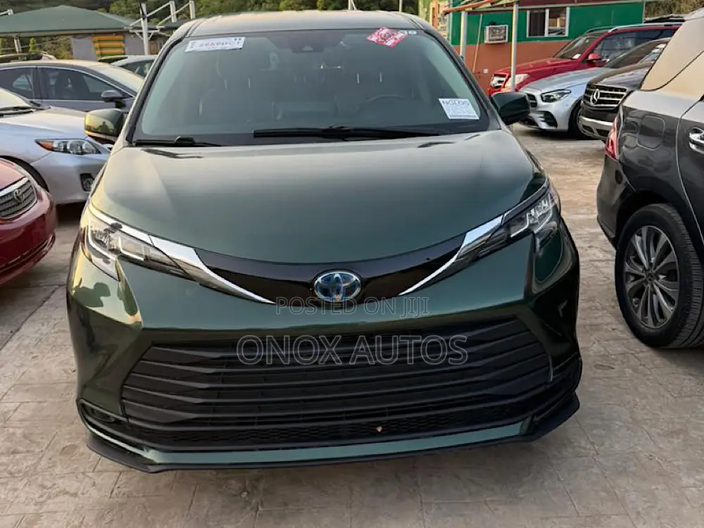 Toyota Sienna XLE 7-Passenger AWD 2021 Green