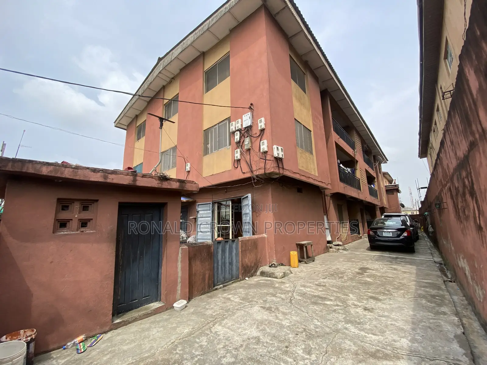 4bdrm Block of Flats in Ago Palace for sale