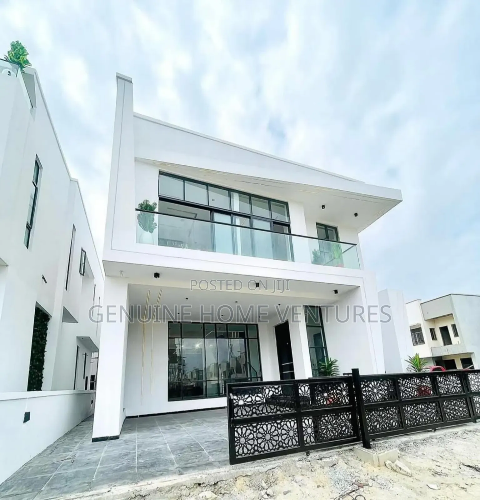5bdrm Duplex in Chevron for sale
