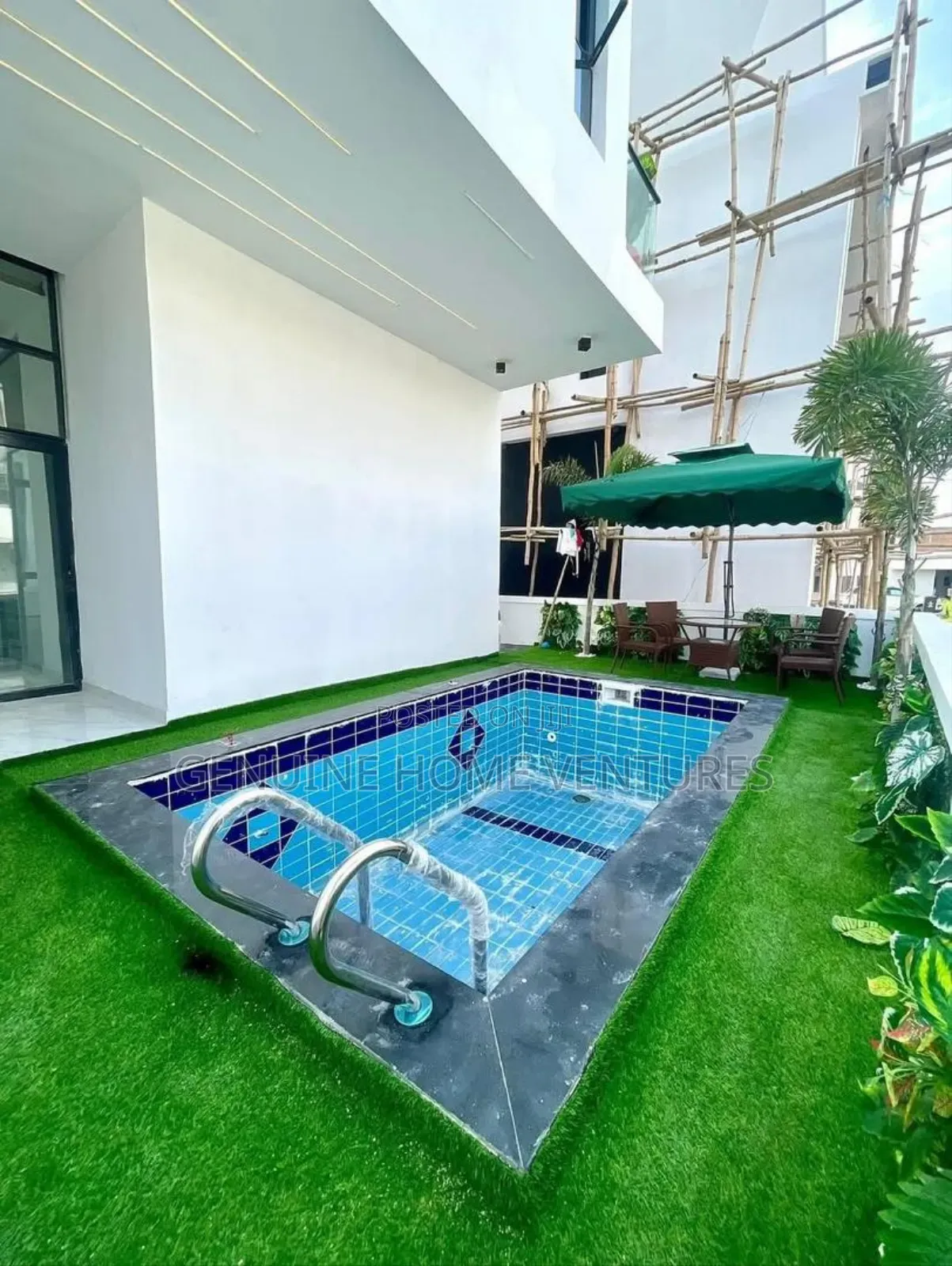 5bdrm Duplex in Chevron for sale