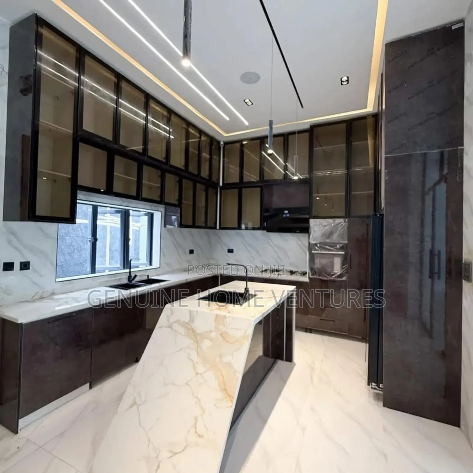 5bdrm Duplex in Chevron for sale