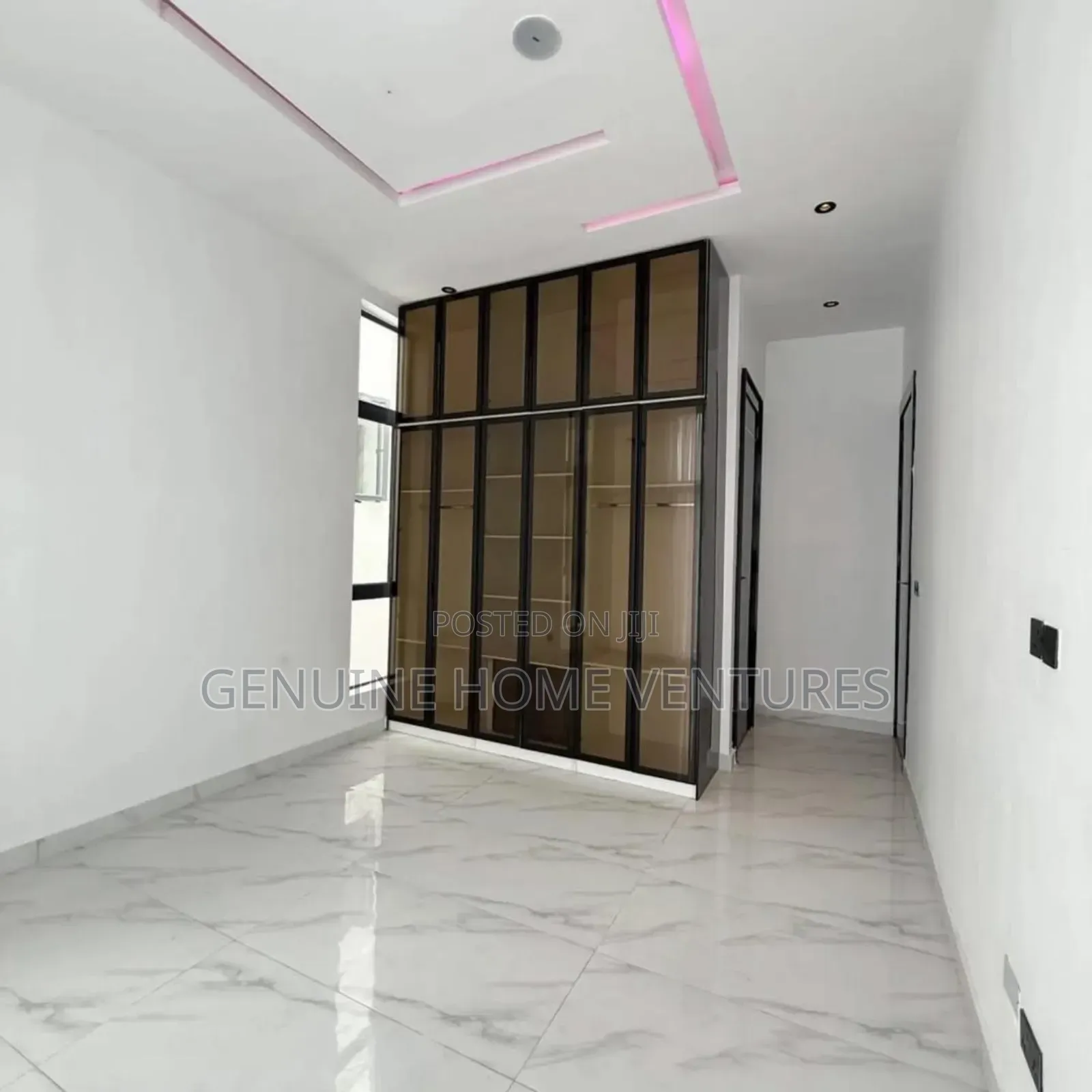 5bdrm Duplex in Chevron for sale