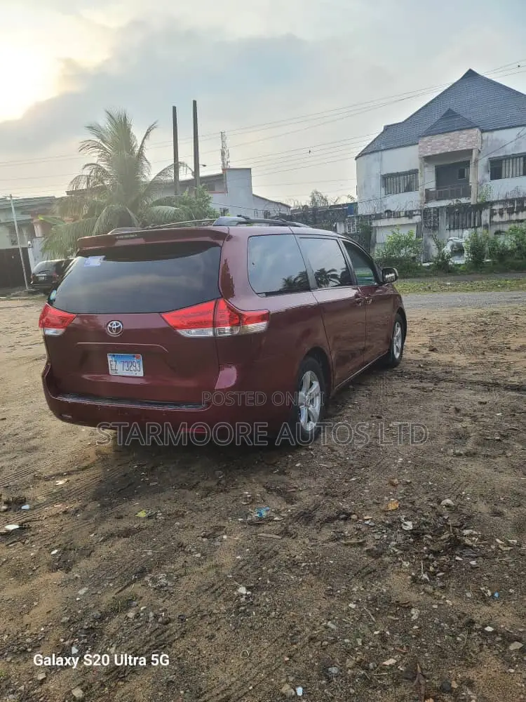 Toyota Sienna 2012 Red
