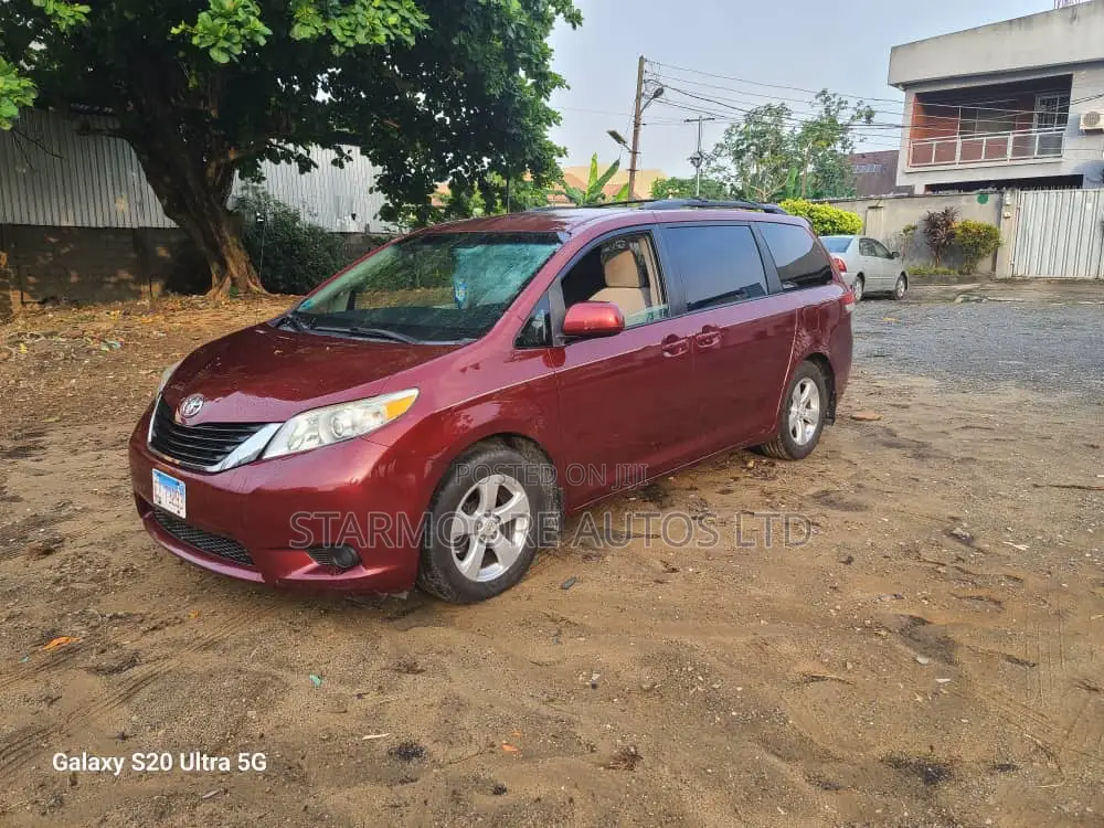 Toyota Sienna 2012 Red
