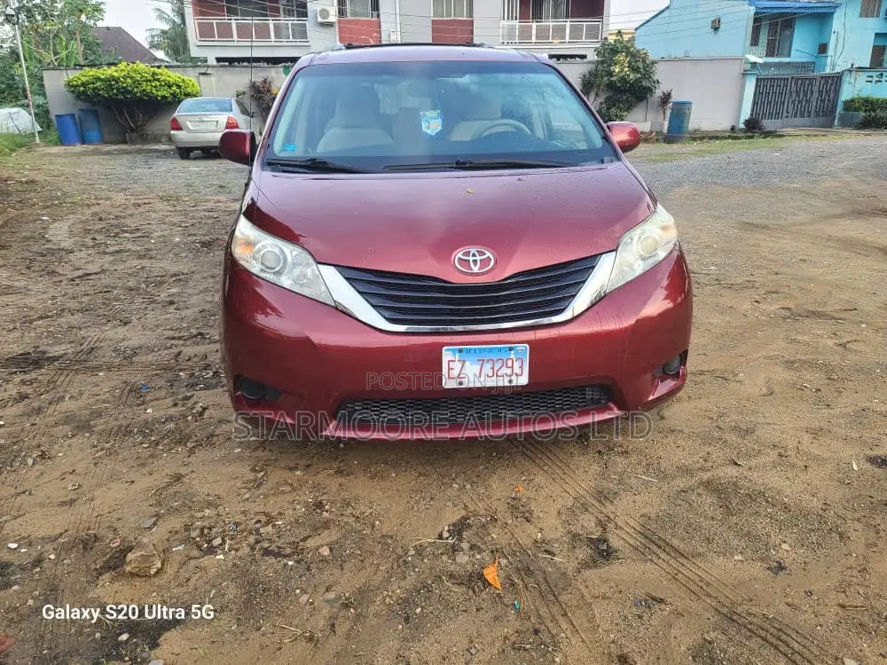 Toyota Sienna 2012 Red