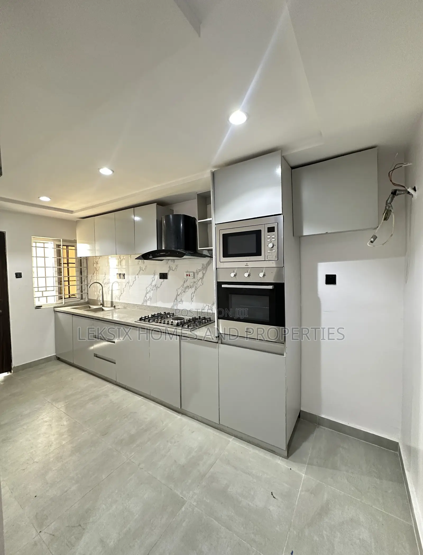 3bdrm Apartment in A Well Secured And, Lekki Phase 1 for sale