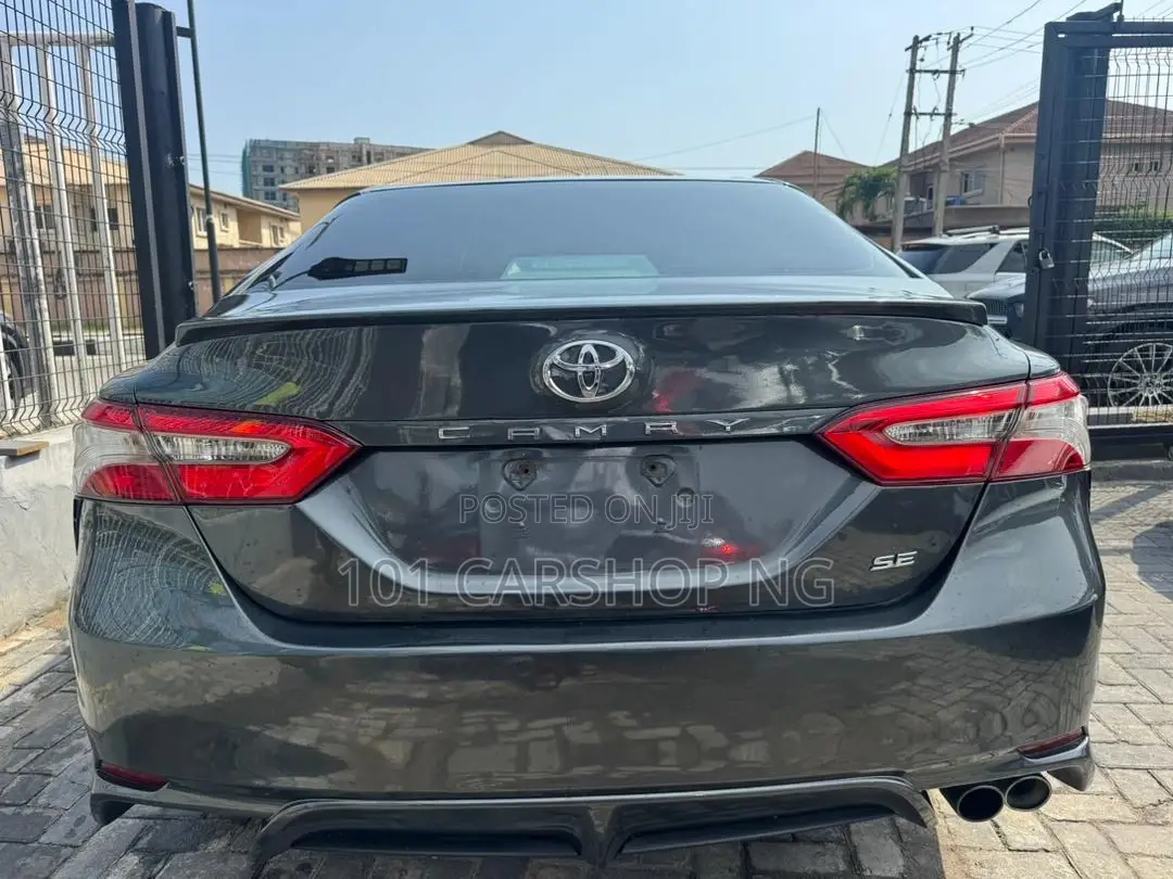Toyota Camry SE FWD (2.5L 4cyl 8AM) 2018 Gray