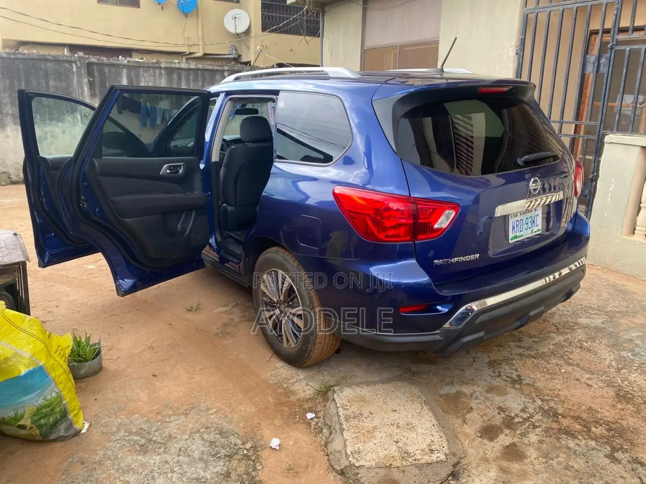 Nissan Partfinder 2015 Available for Rent Per Day