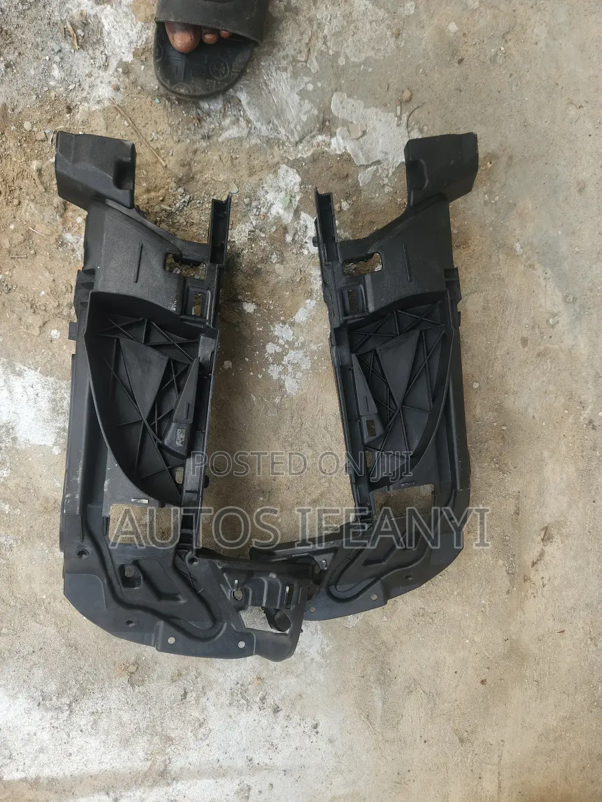 Back Bumper Hanga for Toyota Tacoma 2020 Available Dm