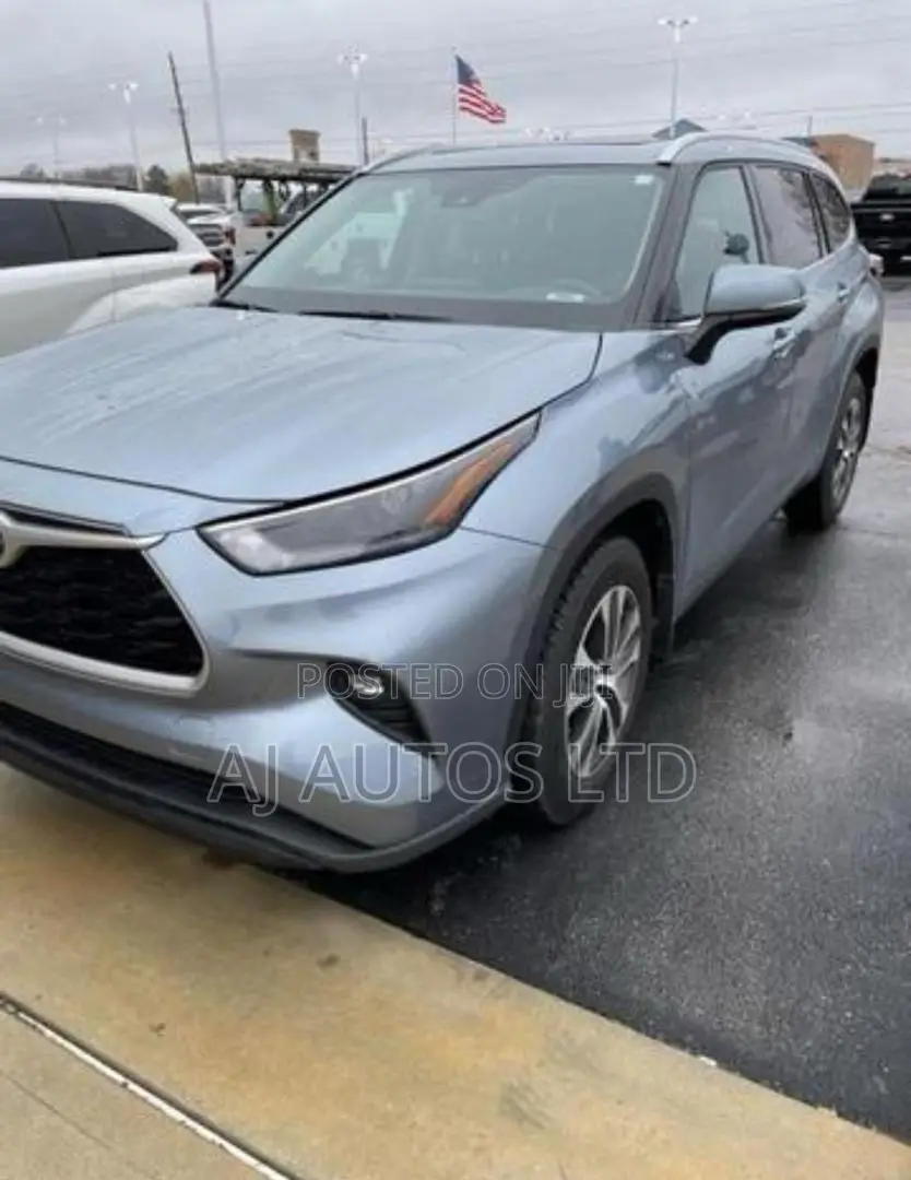 Toyota Highlander XLE 2022 Blue