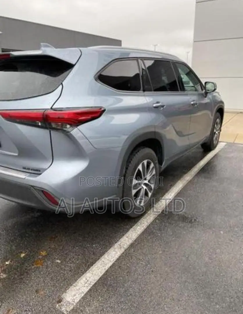 Toyota Highlander XLE 2022 Blue