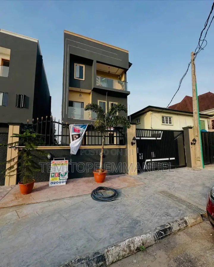 Furnished 7bdrm Duplex in Magodo Phase 2 for sale