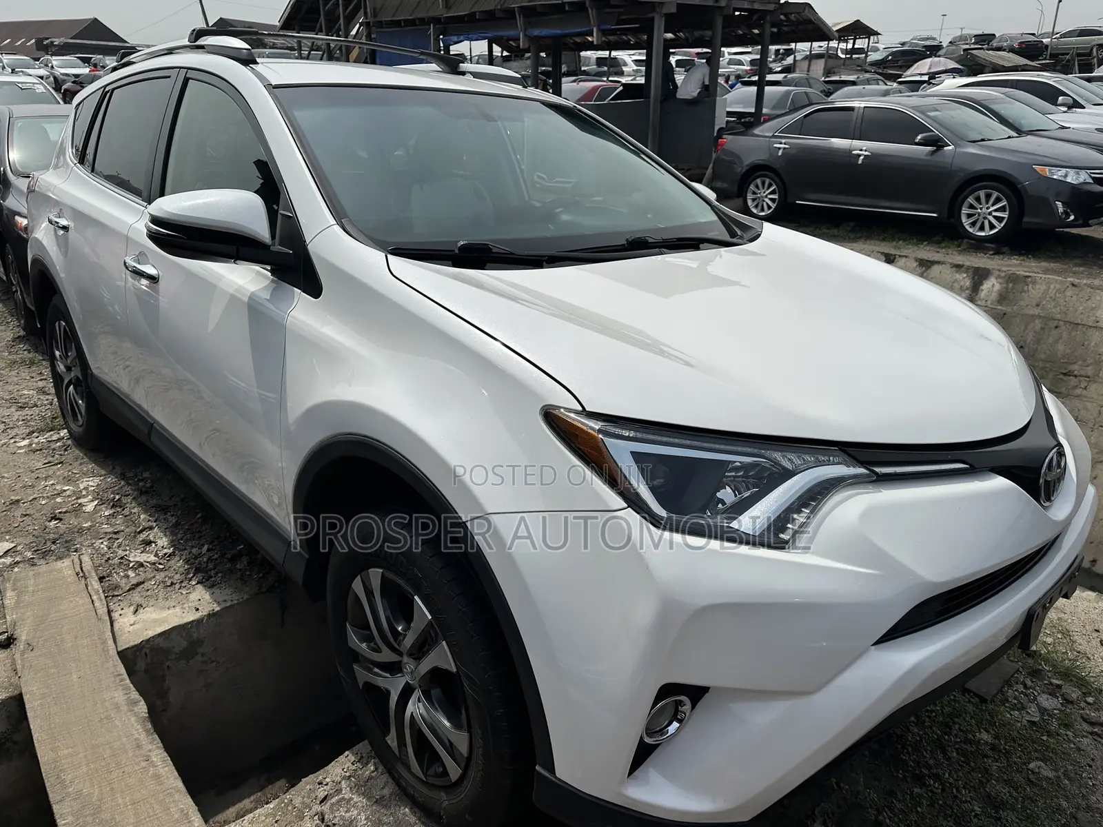 Toyota RAV4 LE FWD (2.5L 4cyl 6A) 2016 White