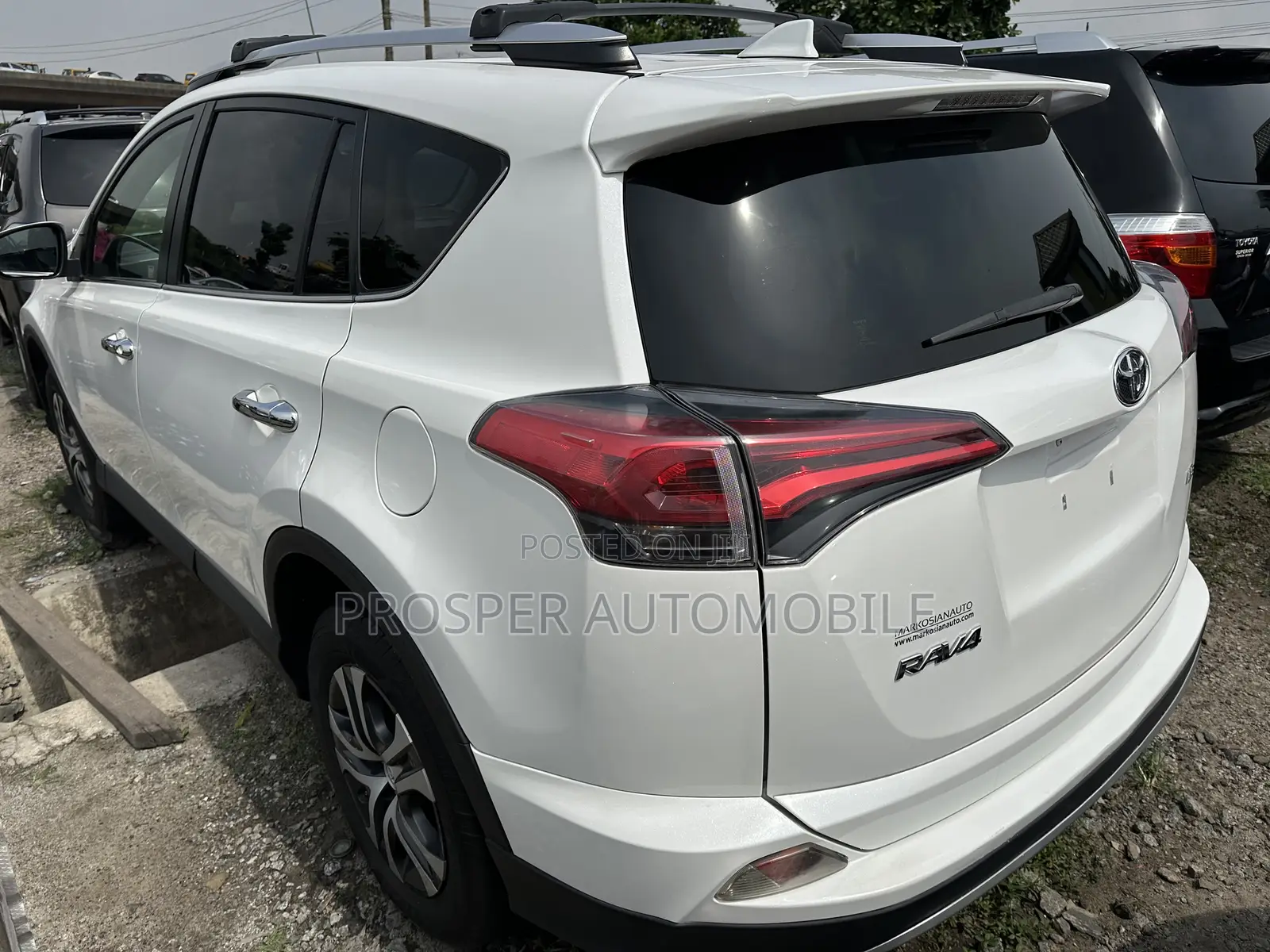 Toyota RAV4 LE FWD (2.5L 4cyl 6A) 2016 White