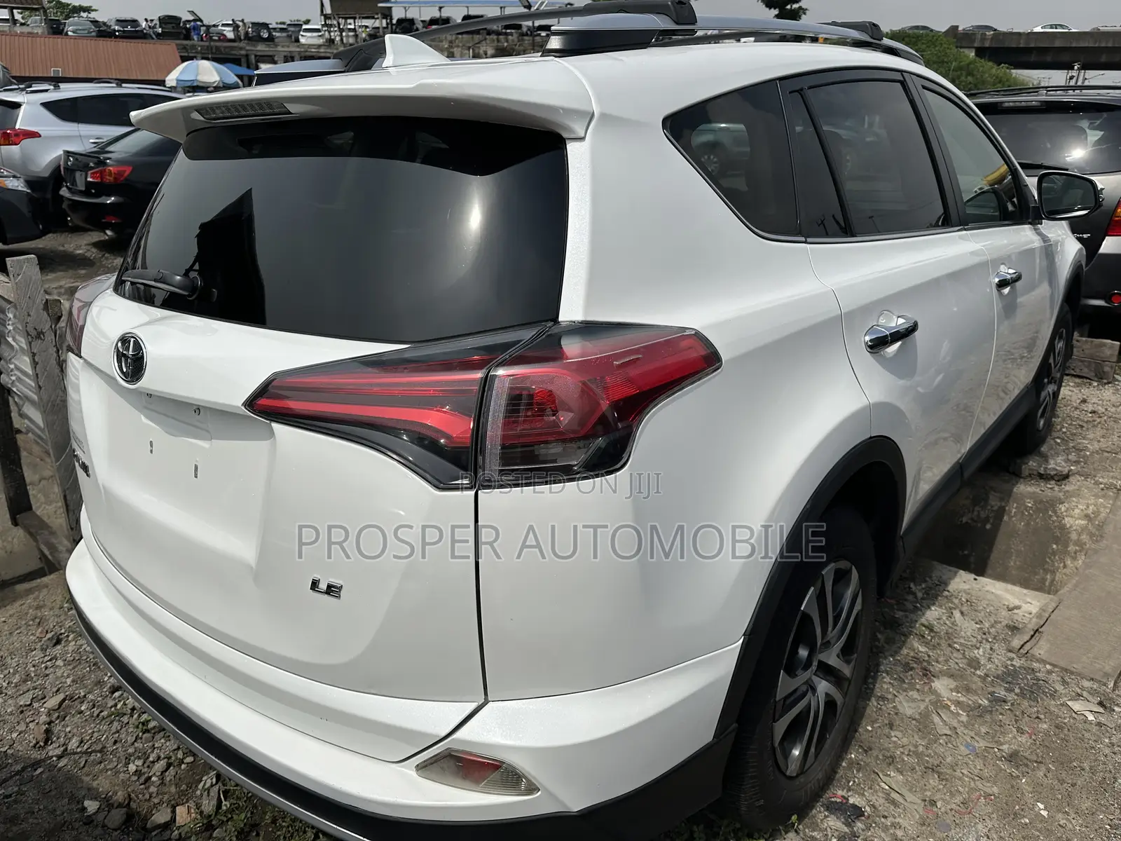 Toyota RAV4 LE FWD (2.5L 4cyl 6A) 2016 White