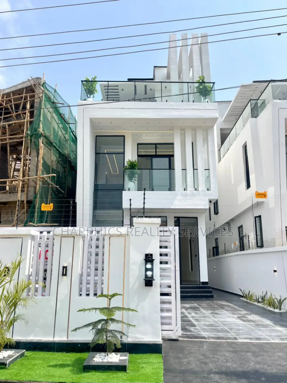 5bdrm Duplex in Chevron for sale