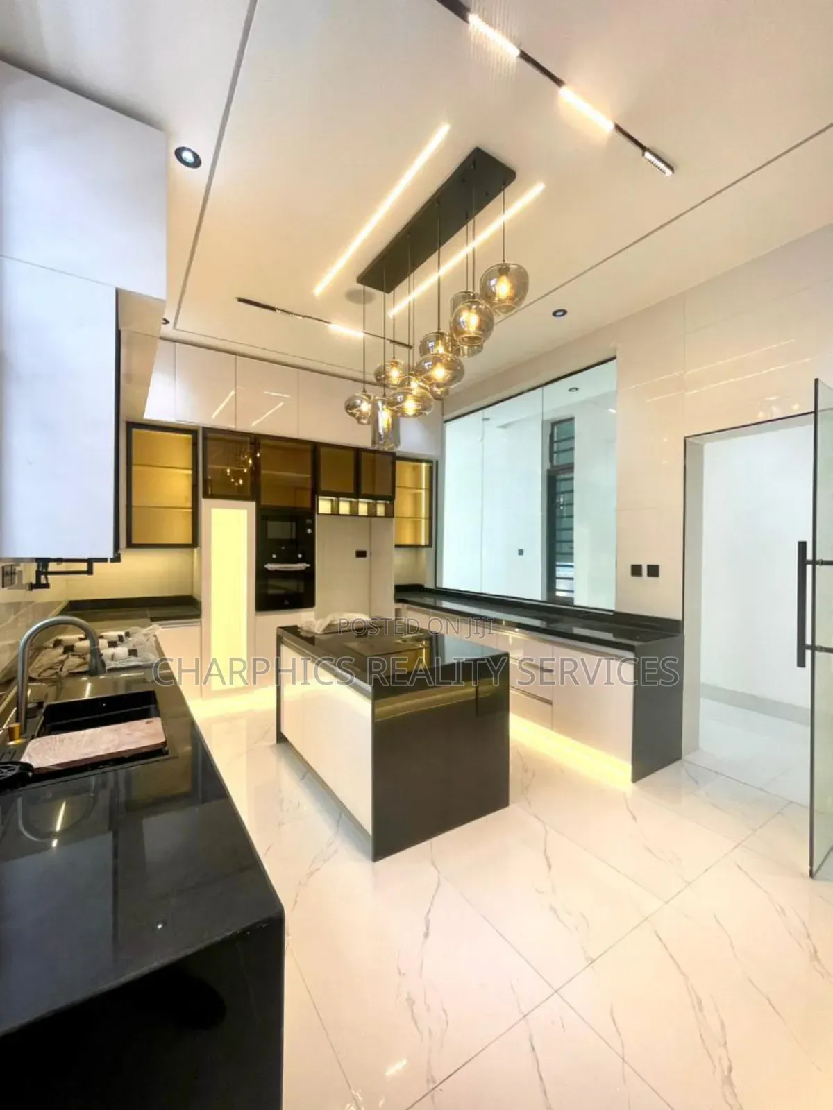 5bdrm Duplex in Chevron for sale