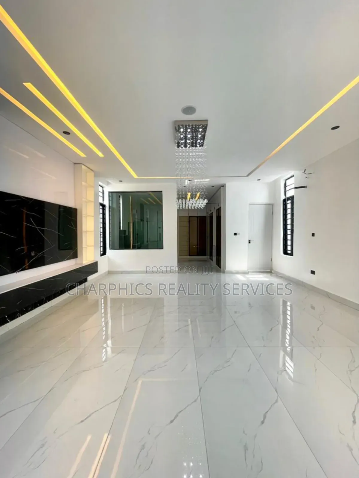 5bdrm Duplex in Chevron for sale