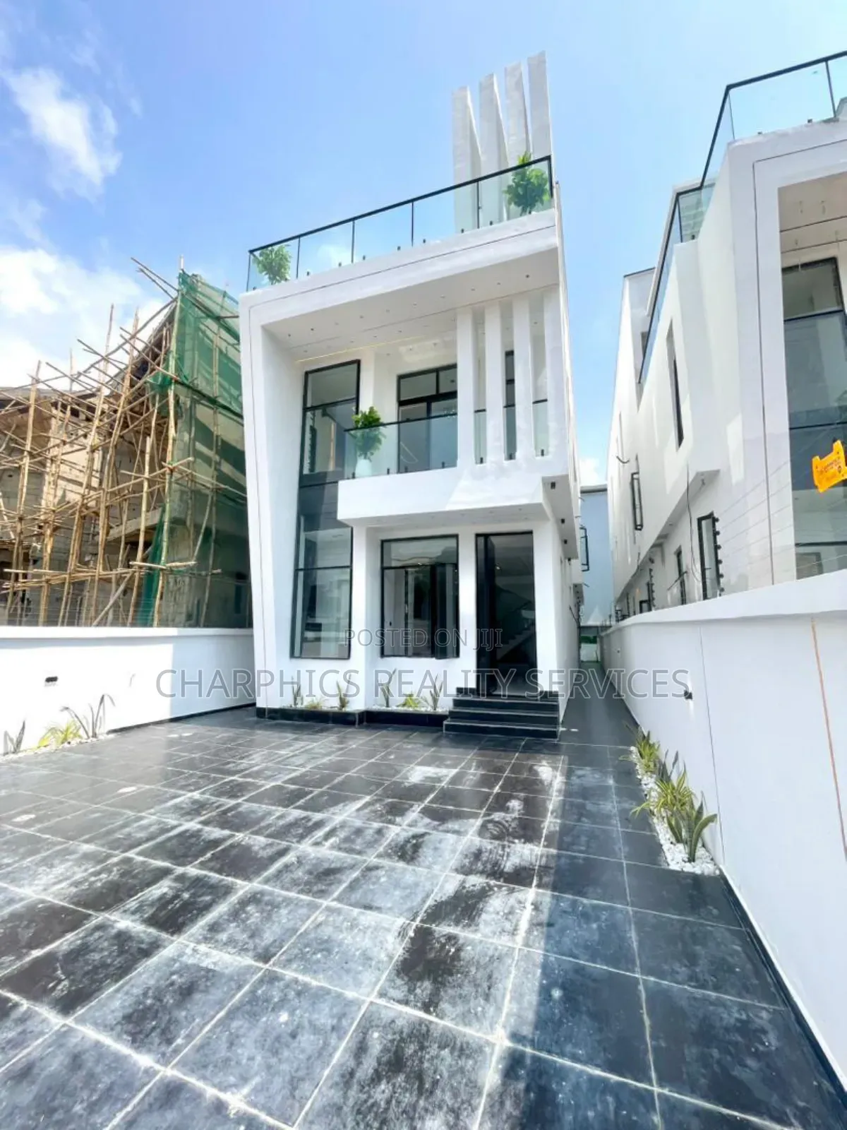 5bdrm Duplex in Chevron for sale