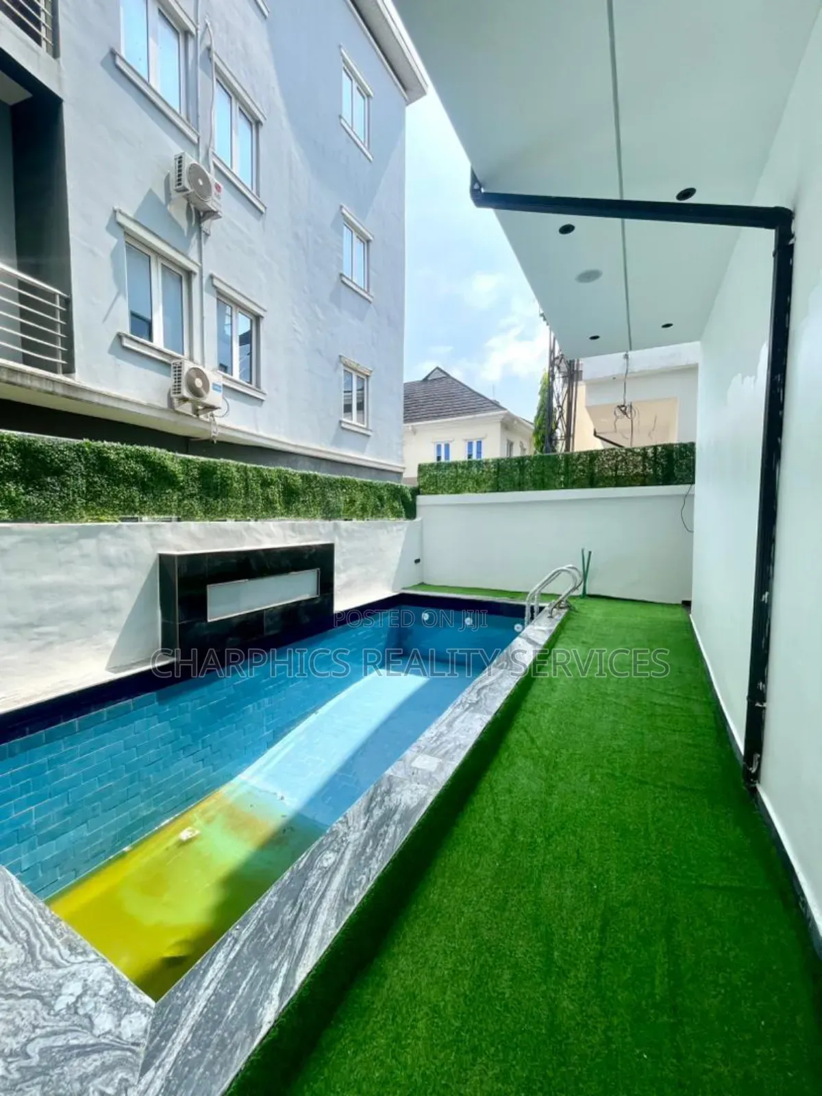 5bdrm Duplex in Chevron for sale